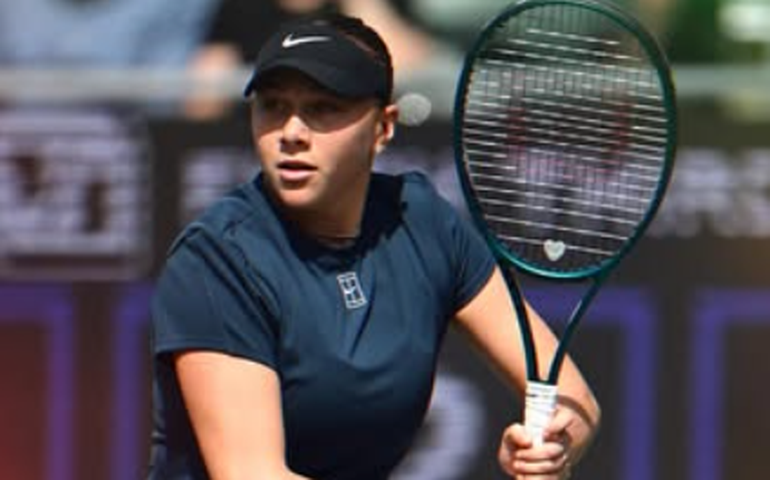 Anisimova sente lesão, abandona a semi, e Kenin desafia Pegula na decisão do WTA de Charleston