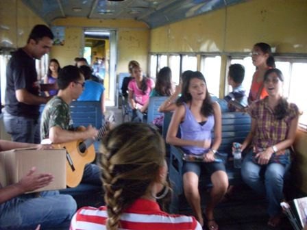 Jovens evangelizam dentro dos vagões