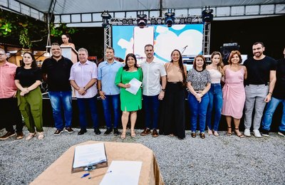 Prefeito Olavo Neto dá posse a novos gestores escolares e anuncia reajuste salarial para professores contratados