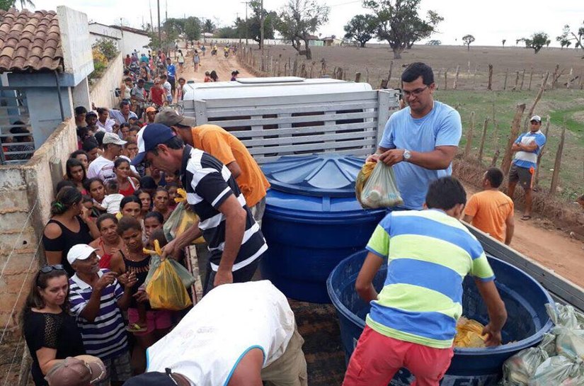 Cinco toneladas de peixes são entregues à população anadiense