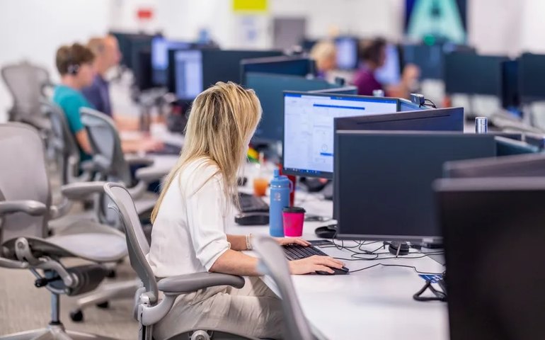 Semana de quatro dias faz bem para a saúde dos funcionários, comprova estudo