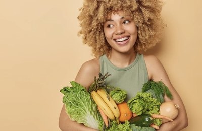 Como a Nutrição e a Hidratação Corporal Influenciam na Saúde Capilar