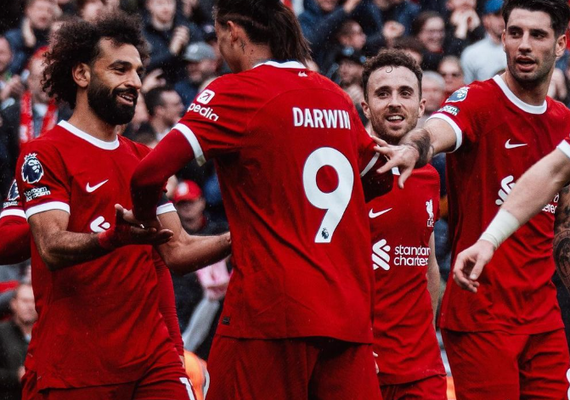 Salah faz dois e Liverpool derrota Everton em jogo com pênalti e expulsão no Campeonato Inglês
