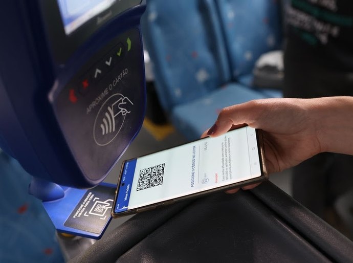 Do vale-transporte à biometria facial: o que mudou no transporte público em quase três décadas?