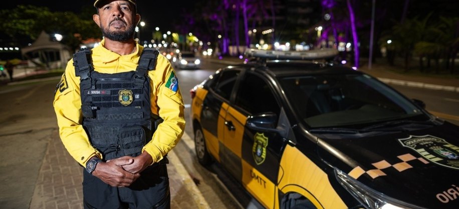 Para o agente de trânsito José Adriano, estar nas ruas durante a madrugada é, acima de tudo, uma forma de continuar servindo à população. Foto: Alisson Frazão/ Secom Maceió