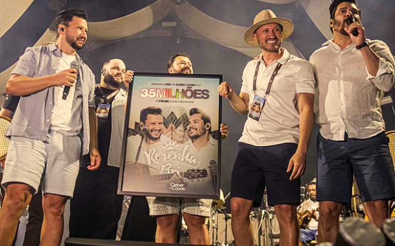 Cleber e Cauan comemoram singles bem tocados nos apps e rádios