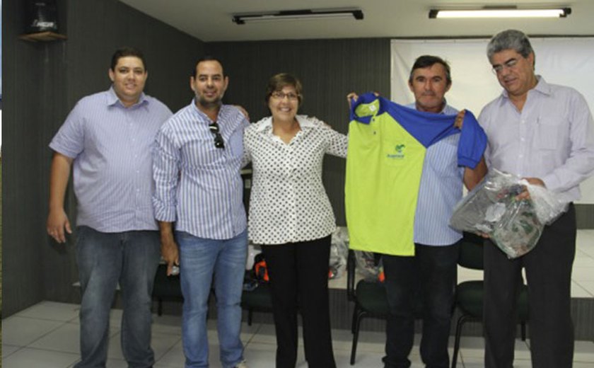 Arapiraca: Célia entrega novos equipamentos para servidores da iluminação