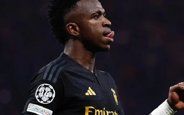 Vini Jr. aproveita folga ampliada no Real Madrid para assistir a jogo da NFL em Miami