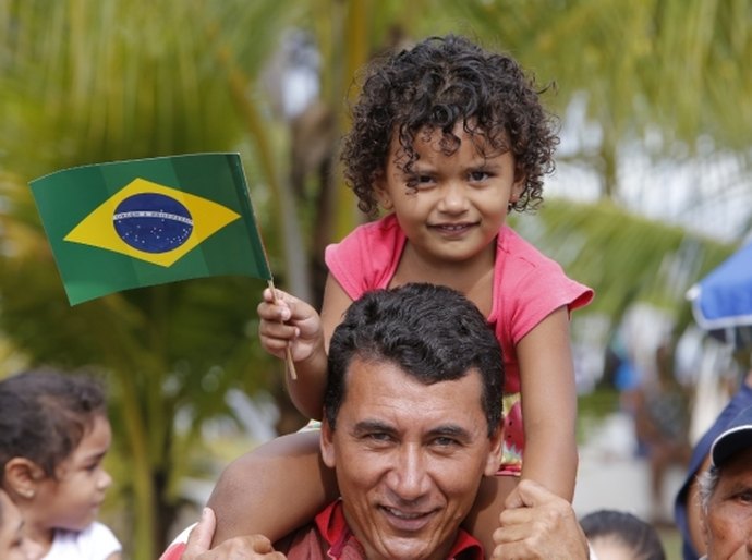 Desfile cívico-militar reúne famílias e entusiasma no 7 de Setembro