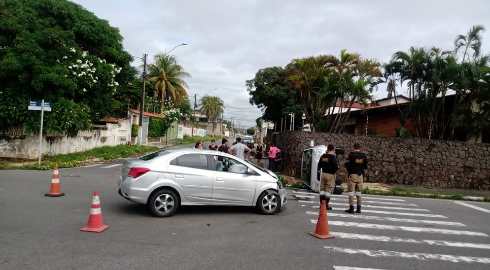 Motorista fica ferido após colidir com carro e capotar em Aracaju