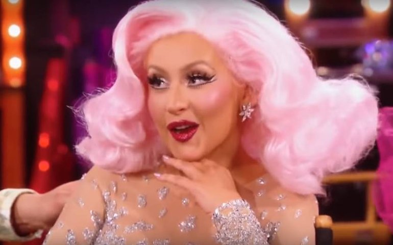 Christina Aguilera aparece sem maquiagem em capa de revista