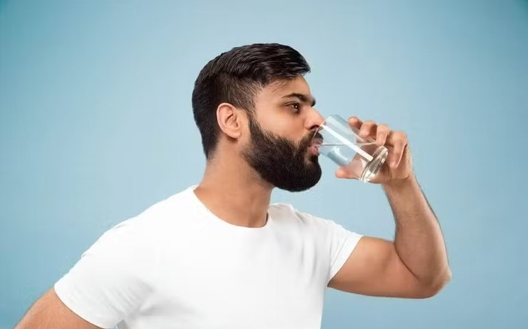 Método japonês promete perda de peso natural bebendo apenas água; conheça