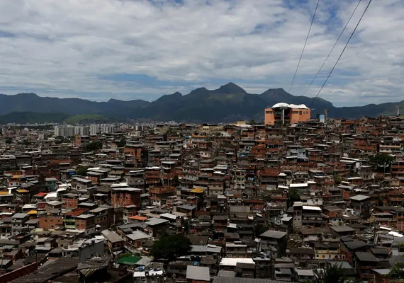 Polícia do Rio combate em dois morros caixinha de facção criminosa