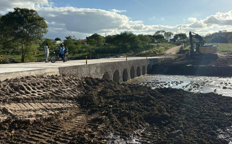 Povoado em São José da Tapera recebe passagem molhada