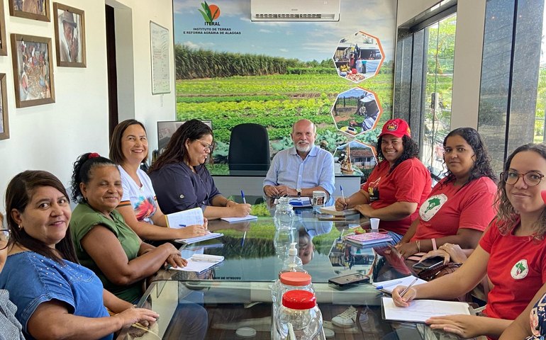 Presidente do Iteral recebe mulheres camponesas em defesa da reforma agrária
