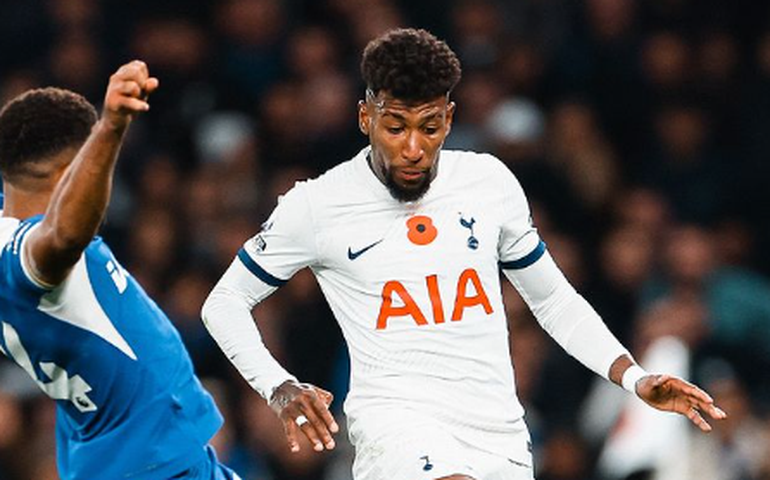 Tottenham tem dois expulsos, perde série invicta com goleada do Chelsea e o topo do Inglês