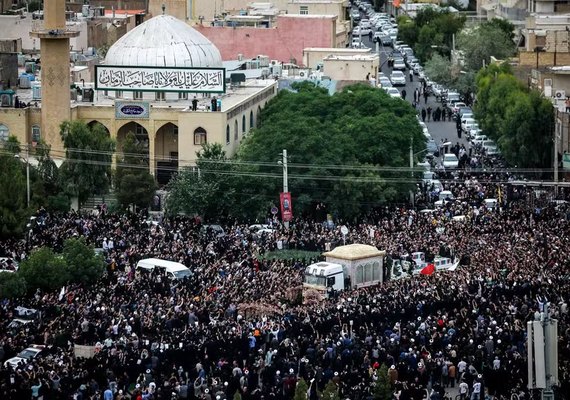 Dezenas de milhares de pessoas comparecem ao funeral do presidente iraniano, em Teerã