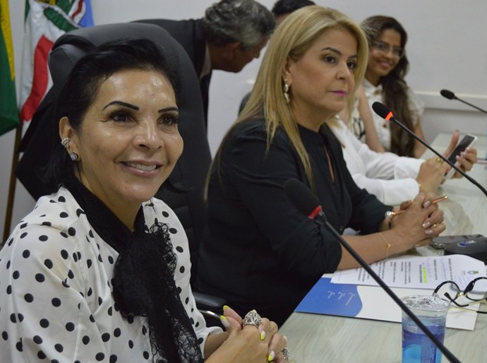 Colunista Ana Monteiro recebe comenda Desembargador Mário Guimarães