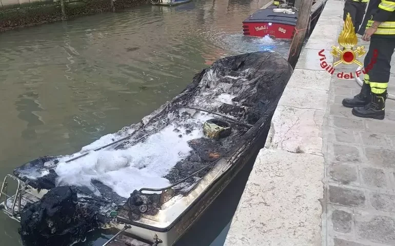 Barco pega fogo em canal de Veneza e deixa homem ferido