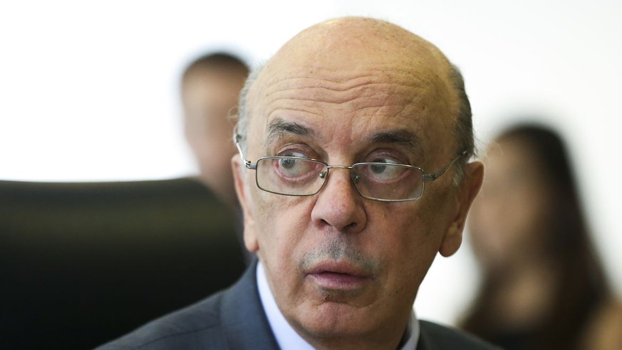 José Serra é internado para realizar cirurgia na coluna