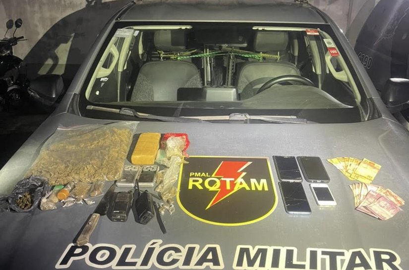 Rotam prende homem manipulando e embalando drogas na frente das filhas, no Benedito Bentes
