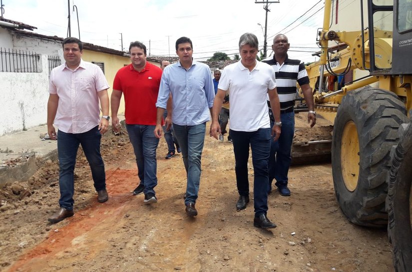 Prefeito Rui Palmeira vistoria pavimentação na parte alta de Maceió