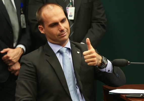 Eduardo Bolsonaro sugere que eleitores registrem votos, o que é considerado crime