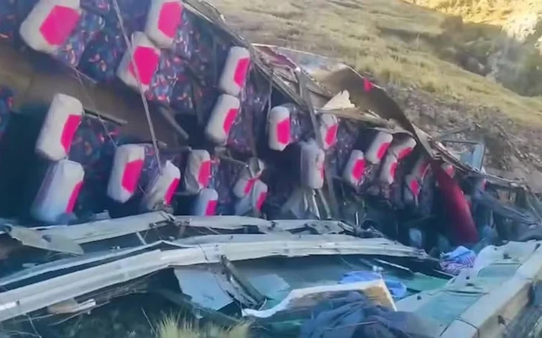 Peru: ônibus cai de abismo e deixa 29 mortos e 13 feridos