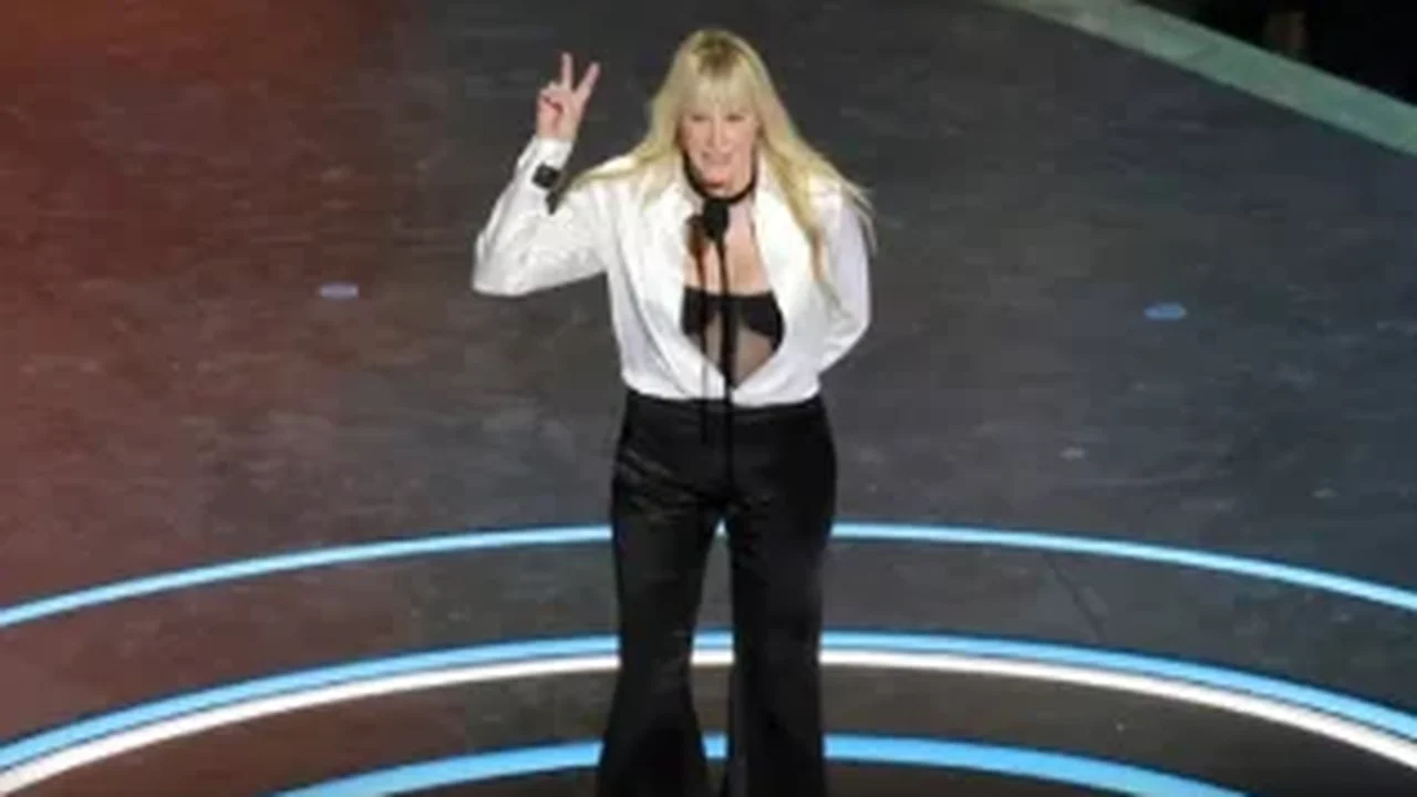 Ex-namorada de JFK Jr., Daryl Hannah critica série e relata ameaças após retratação polêmica