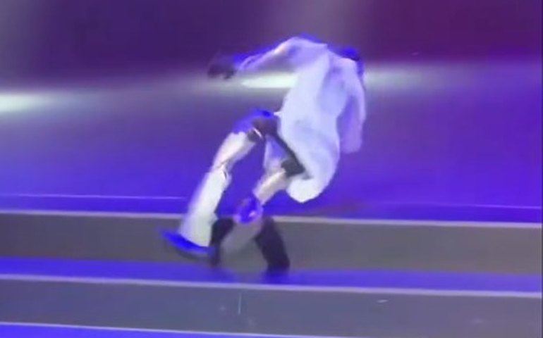 Robô humanoide tenta dançar 'Billie Jean' e acaba caindo em apresentação na China