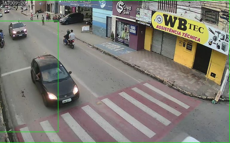 Câmeras de vigilância flagram acidente de trânsito neste sábado; veja vídeo