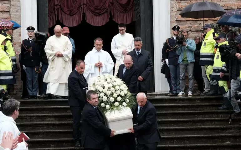Funeral de Zanardi reúne 2 mil pessoas e exalta perfil 'combatente'