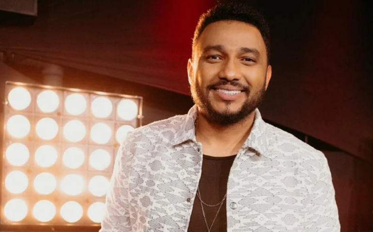 Eli Soares, premiado cantor gospel, sobe novo lançamento