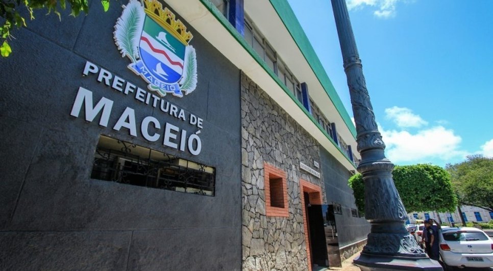 Prefeito diz que medida busca dar tranquilidade aos servidores e movimentar a economia da capital