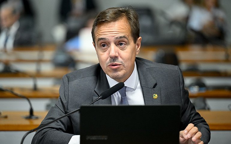 Escolas deverão orientar sobre prevenção à pedofilia e uso de redes sociais