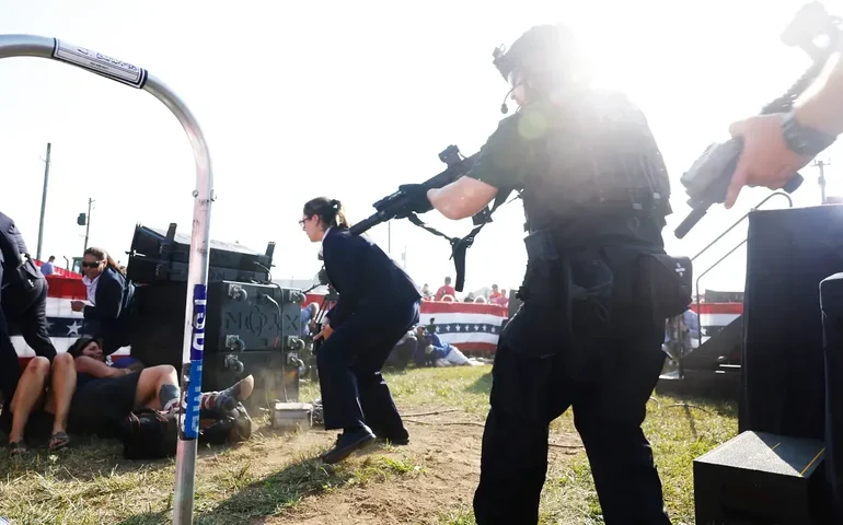 FBI investiga disparos contra Trump como 'potencial terrorismo interno'
