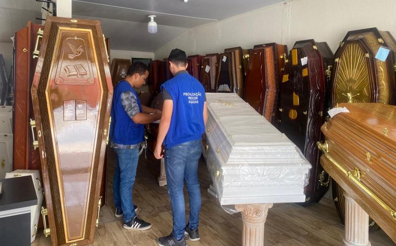 Procon Alagoas faz pesquisa de preços com produtos e serviços mais procurados no dia de Finados