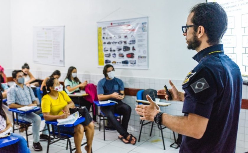 Segunda etapa do CNH Social tem aulas sobre Código de Trânsito, meio ambiente e mecânica