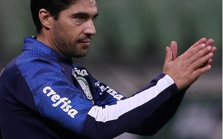 Abel retorna aos treinos após viagem a Portugal e prepara Palmeiras para duelo com Inter