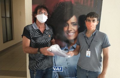 Senai doa 350 protetores faciais para alunos da Uncisal que cumprem estágio curricular obrigatório