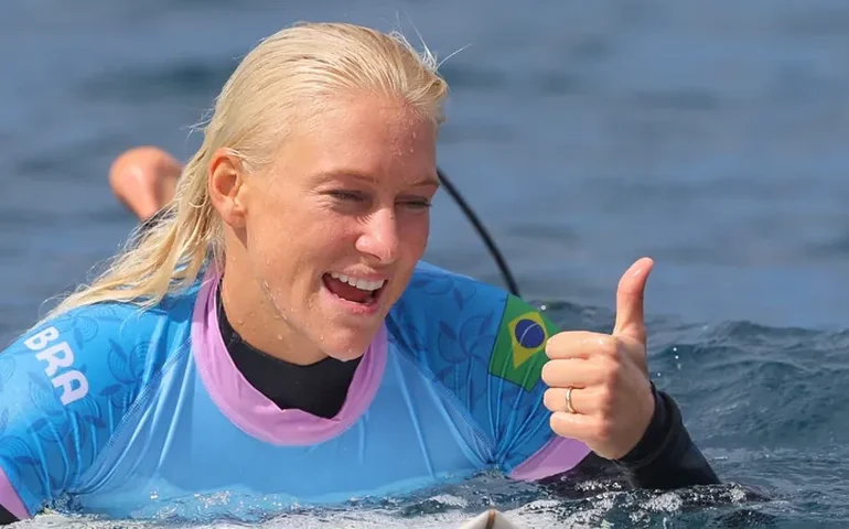 Tati Weston-Webb vai à final do surfe e garante medalha para o Brasil nos Jogos de Paris-2024