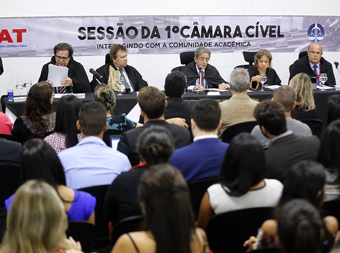 Alunos da FAT assistem à sessão itinerante da 1ª Câmara Cível do TJ/AL