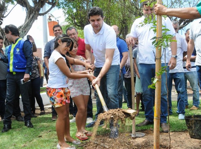 Nosso Bairro: Prefeito Rui Palmeira vistoria ações no Santos Dumont