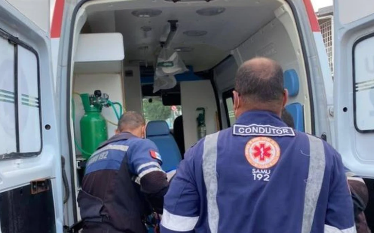 Colisão entre carro e moto deixa motociclista ferido em trevo do Olho D'água dos Cazuzinhas, na AL-115