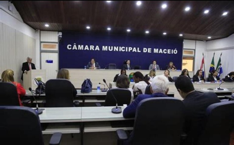 Câmara de Maceió emite nota oficial e não efetivará posse de novo vereador