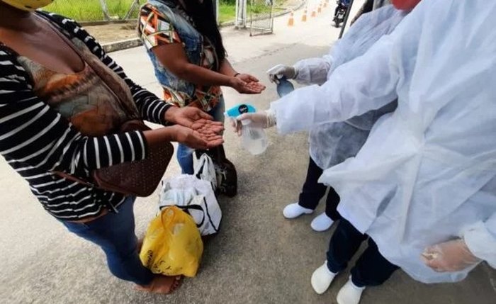 Visitantes higienizam as mãos antes de entrar em unidade de reeducandos