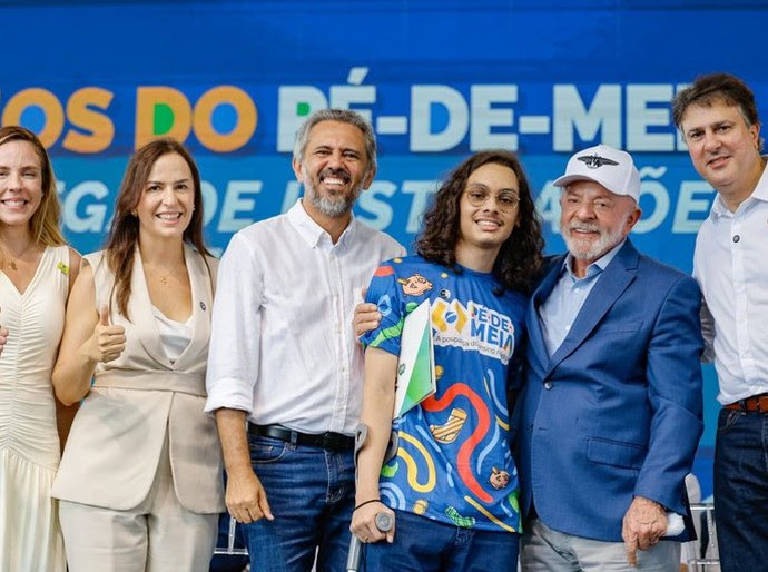 Pé-de-Meia contribui para queda de 43% no abandono escolar: “Oportunidade de continuar sonhando”, exalta Lula
