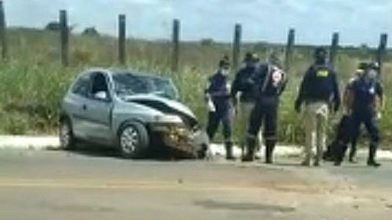 Dois carros se chocam de frente; homem fica preso às ferragens, na BR 316, em Palmeira
