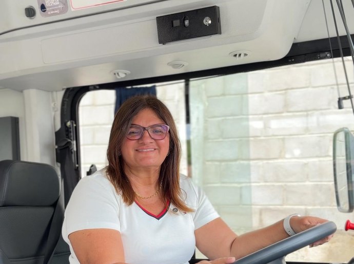 Prefeita Ziane Costa entrega frota de ônibus e novos equipamentos para a educação de Delmiro nesta sexta