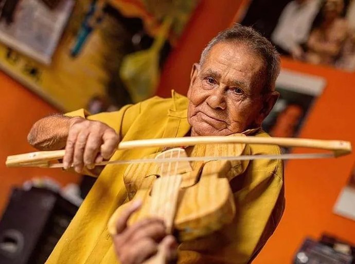 Aprovado projeto de Alexandre Ayres que reconhece acervo do Mestre Nelson da Rabeca como patrimônio cultural e imaterial